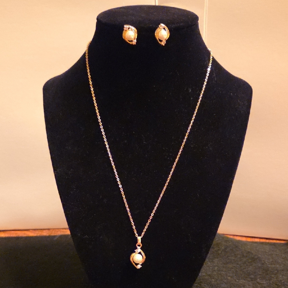 Elegant Gold and Pearl Jewelry Set